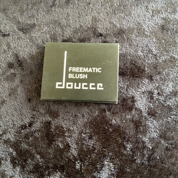 Assortment of brand name makeup - Picture 8 of 10